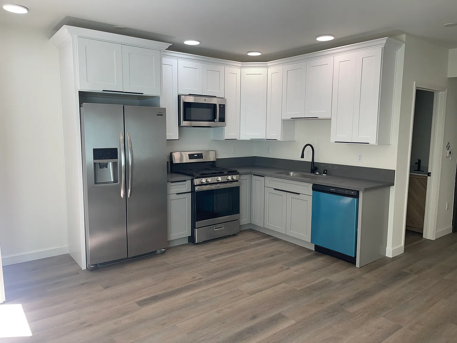 2 bed, 800 sqft, $2,200 — Photo 2