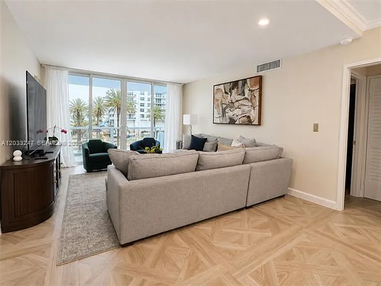 5700 Collins Ave #3A — Photo 2