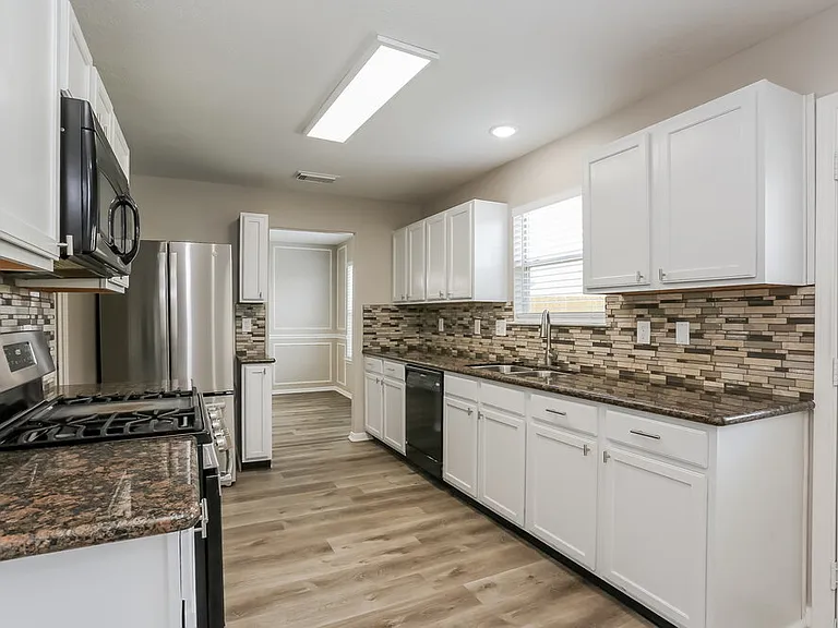2431 Fox River Ln — Photo 8