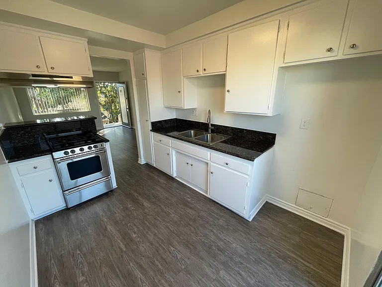 Dorian Apartments — Photo 8