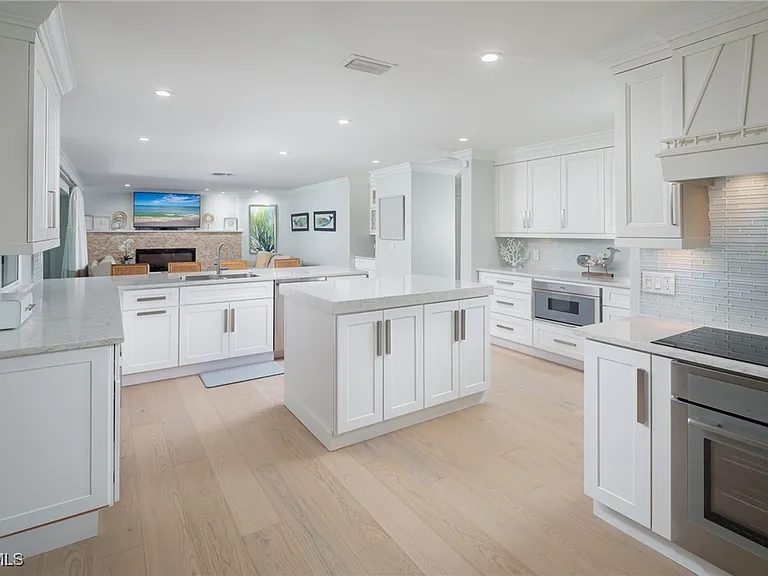 635 Fountainhead Ln — Photo 2