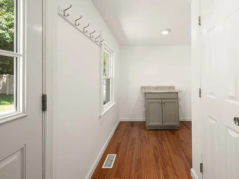 10 High St — Photo 25