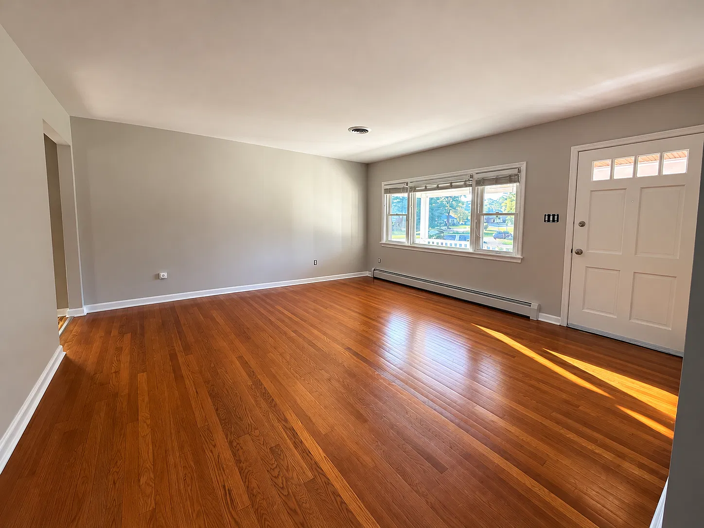 3 bed, 1.5 bath, 1419 sqft, $2,400 — Photo 2