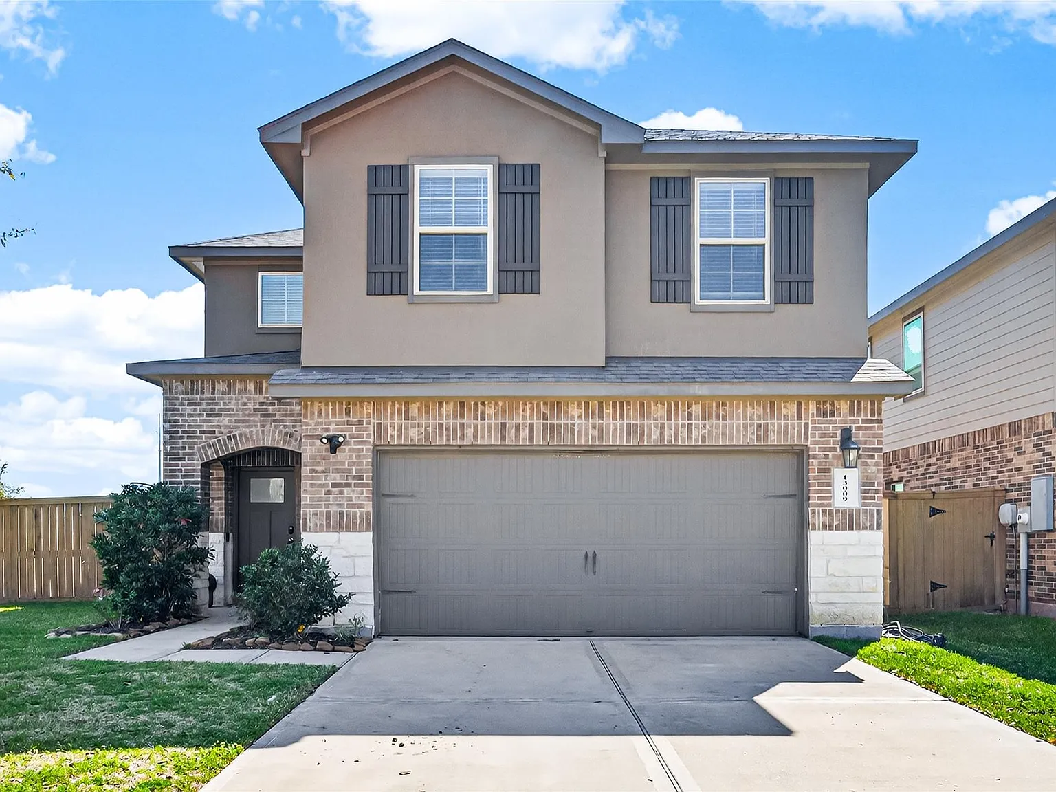 4 bed, 2.5 bath, 2378 sqft, $2,800 — Photo 1