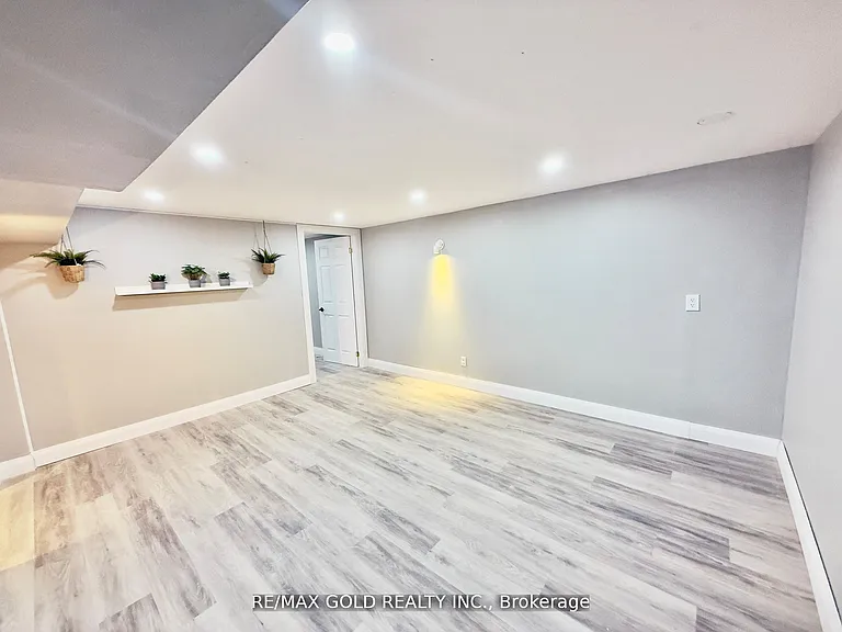 156 Mooregate Cres #LOWER — Photo 6