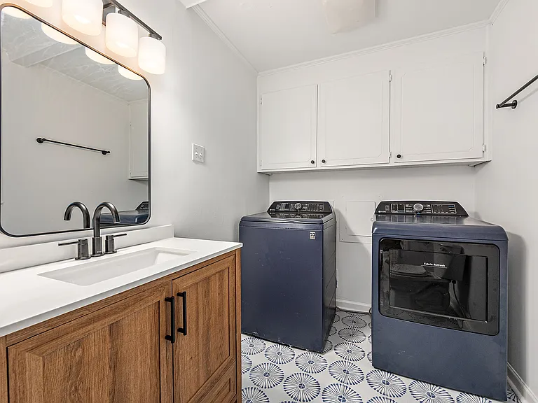1129 Eastview Dr — Photo 10