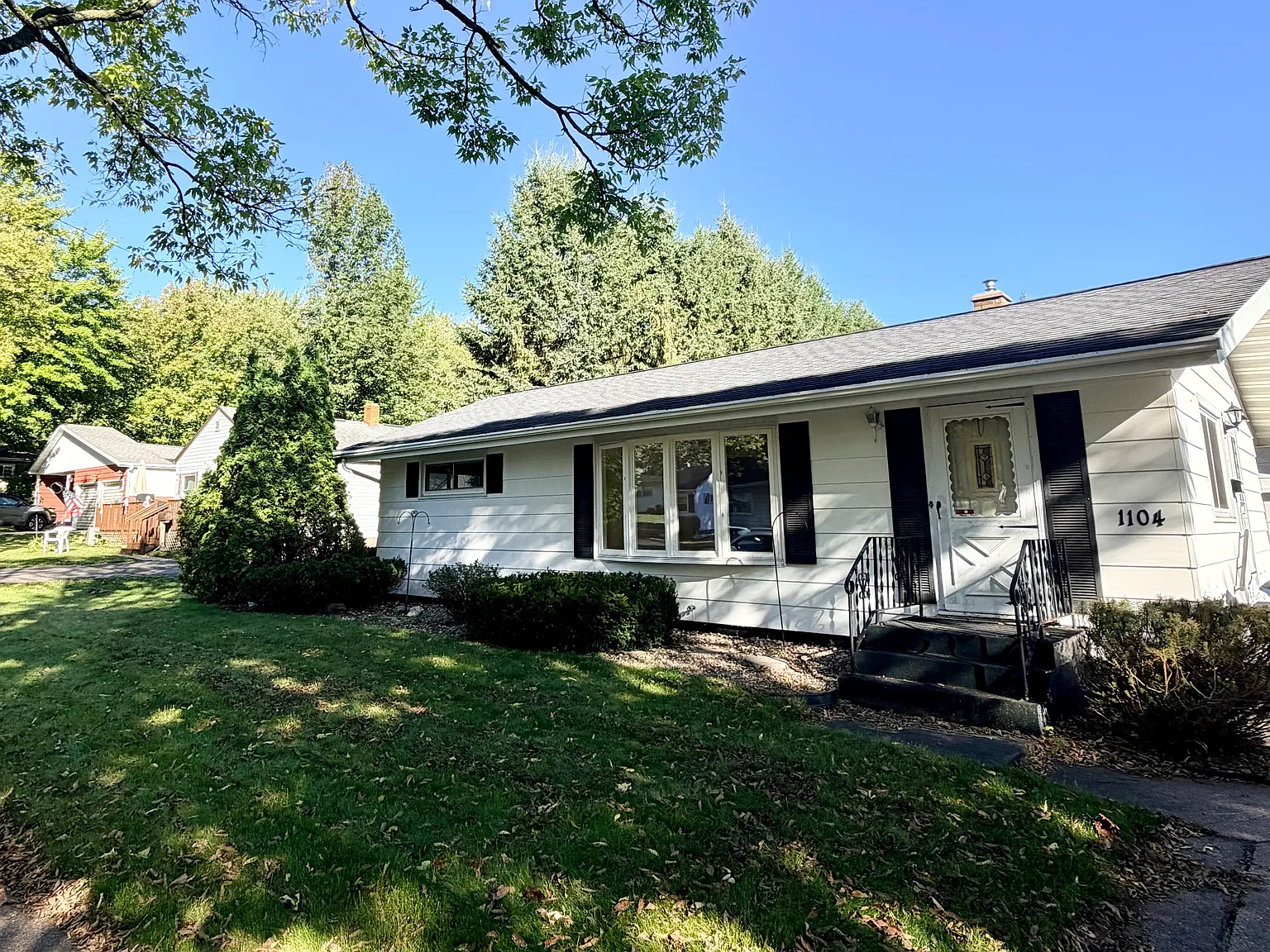 3 bed, 1000 sqft, $1,800 — Photo 1