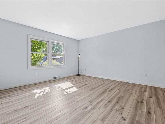 5th image of 165 E Hickory St