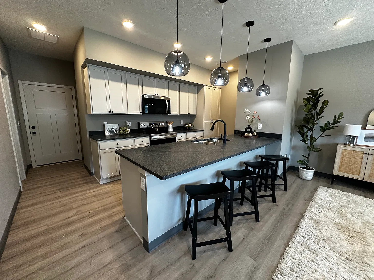 2525 Vine St — Photo 1