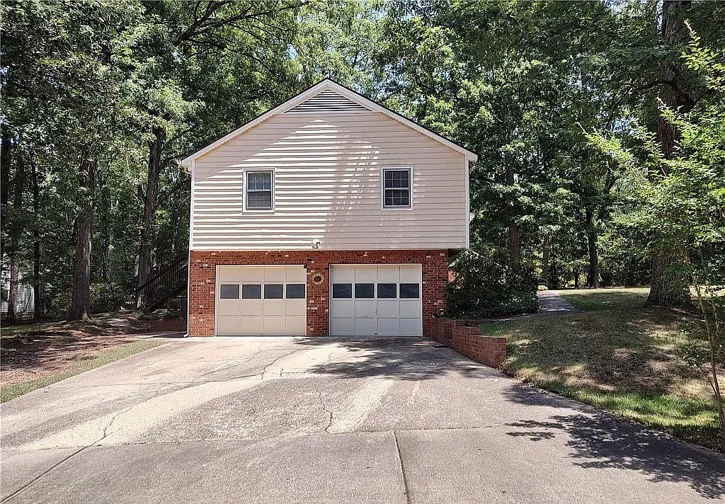 4 bed, 2574 sqft, $2,250 — Photo 2