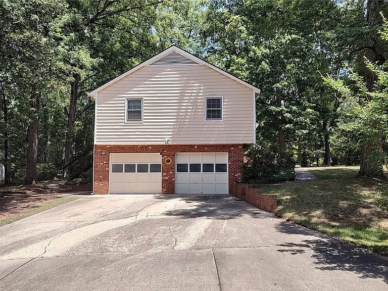 2628 Bellaire Dr — Photo 2