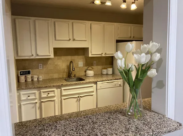 1405 Vicksburg Pl, Sandy Springs, GA 30350