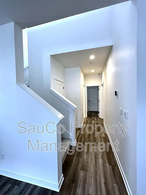 3 bed, 2.5 bath, 2010 sqft, $2,950 — Photo 4