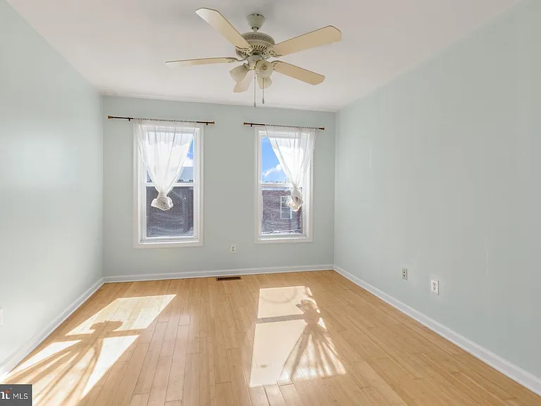 2476 Emerald St — Photo 24