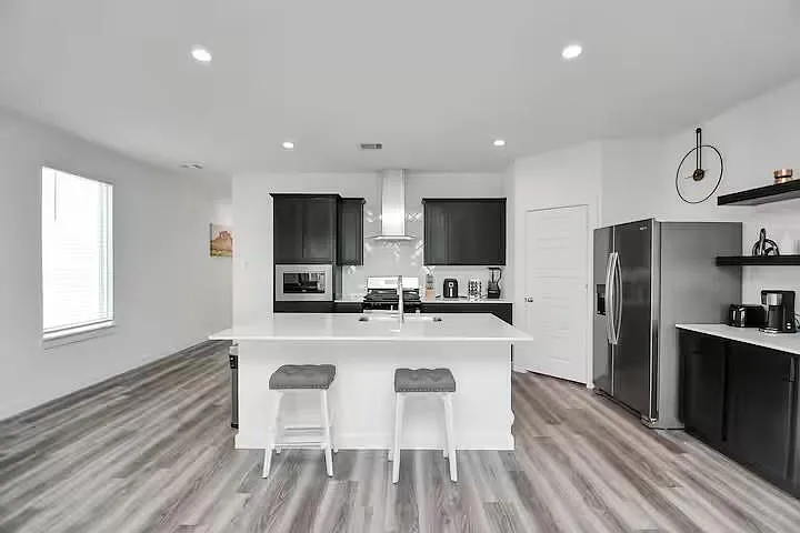 4 bed, 2.5 bath, 1979 sqft, $2,700 — Photo 3