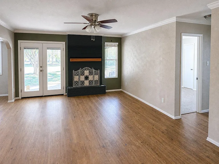 1105 Green Meadow Dr — Photo 2