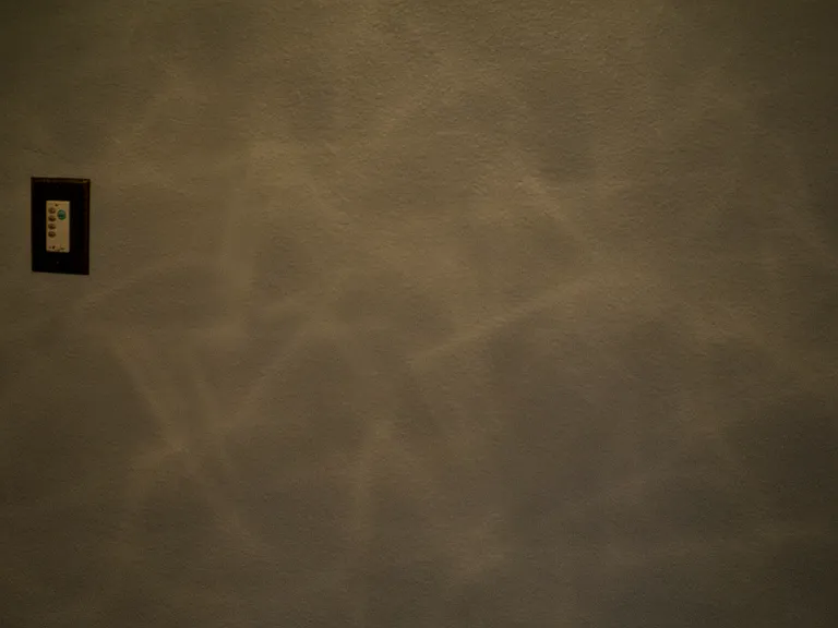light pattern projected from crystal cut lamp