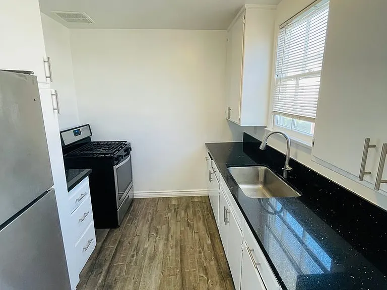 Dixon Delano Apartments — Photo 6