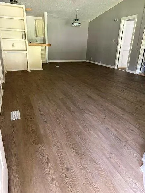 3 bed, 2.0 bath, 1456 sqft, $1,400 — Photo 2
