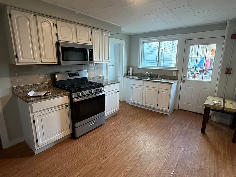 16 Lincoln Ave #18 — Photo 6