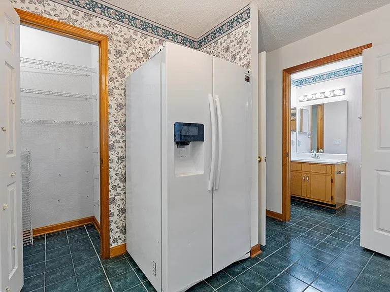 2510 Golden Park Ln — Photo 15