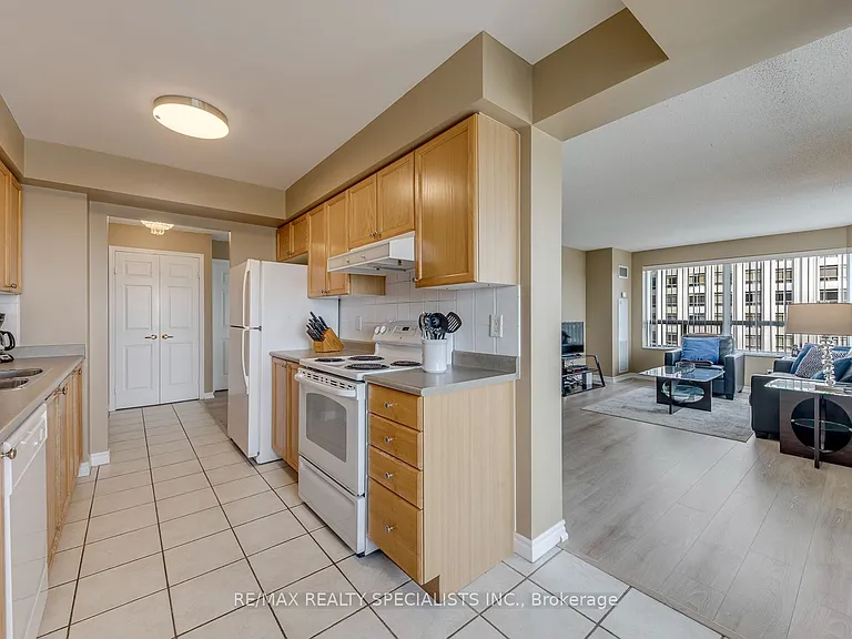 25 Kingsbridge Garden Cir W #924 — Photo 18