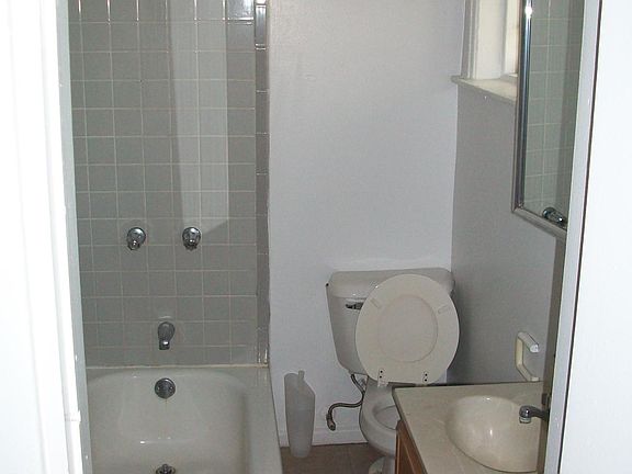 3rd image of 4010 N Kenmore Ave #12-B