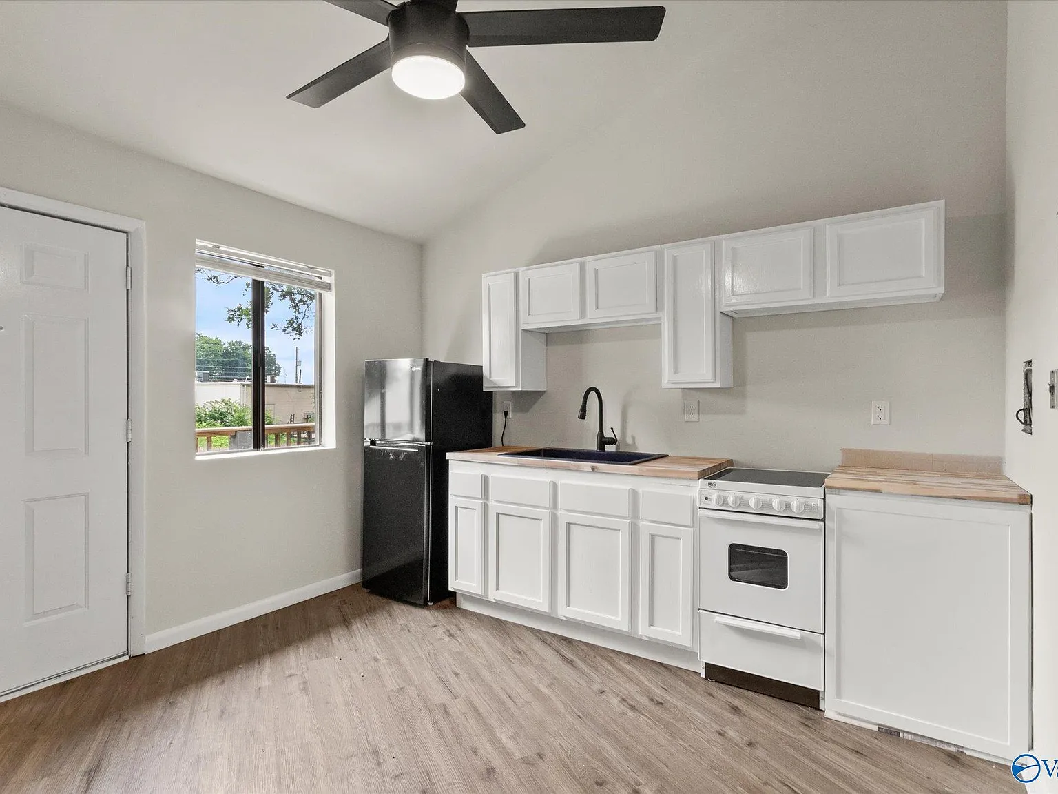 1 bed, 1.0 bath, 450 sqft, $695 — Photo 3