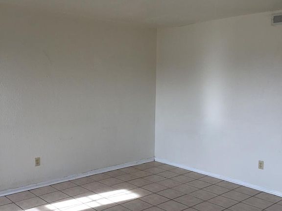 3rd image of 2125 Beaumont Dr APT C