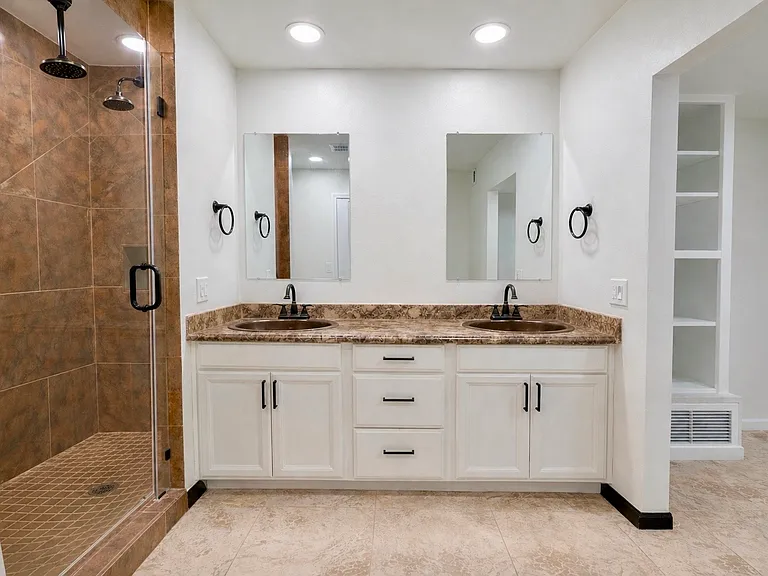 1056 E Carter Dr — Photo 15