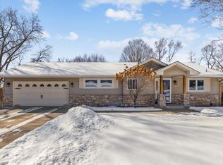 2414 Cedarwood Rdg, Minnetonka, MN 55305