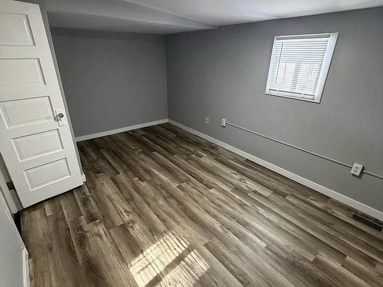 1435 E 4th St — Photo 10