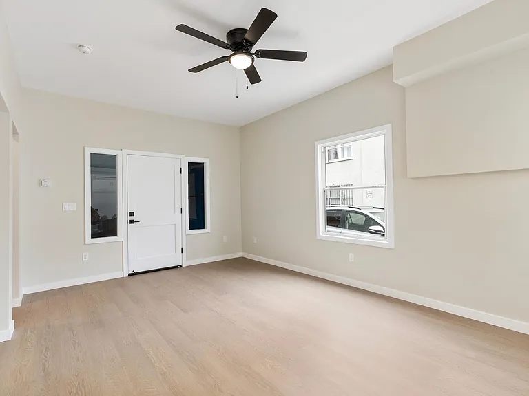 1221 E 1st St #12 — Photo 4