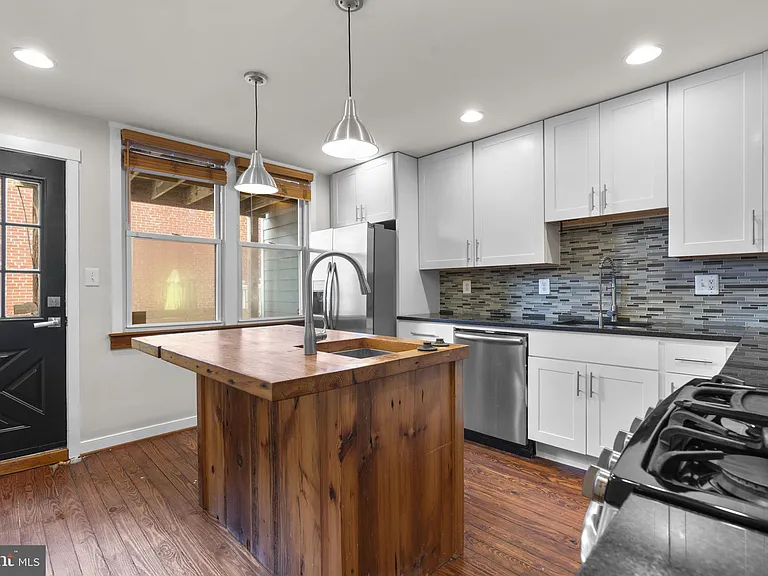 112 E Randall St — Photo 13