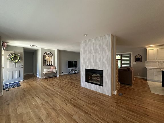 5th image of 239 Bayberry Ct