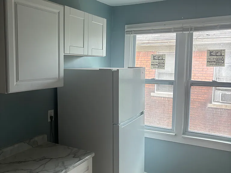 2411 W Grand Blvd #6 — Photo 3