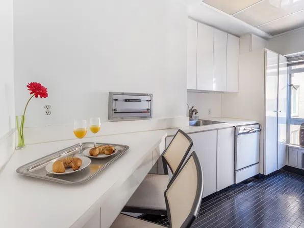 1050 5th Avenue image 4 of 13