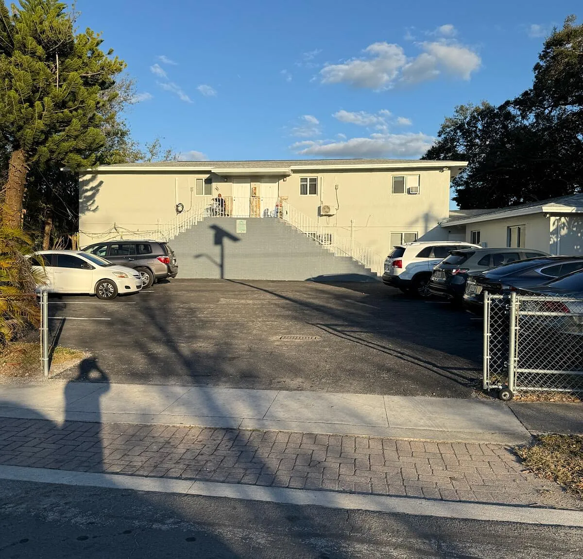 3 bed, 1.0 bath, 1200 sqft, $2,400 — Photo 3