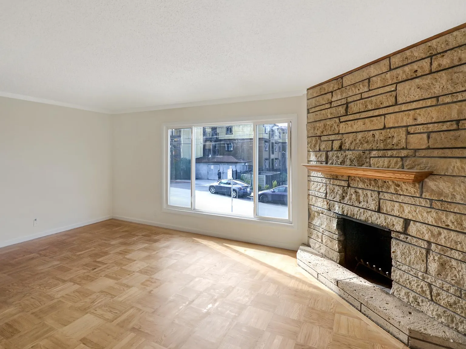 3 bed, 1340 sqft, $4,200 — Photo 2