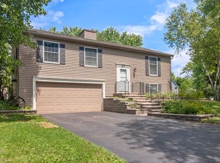27 Sedgwick Rd, Oswego, IL 60543