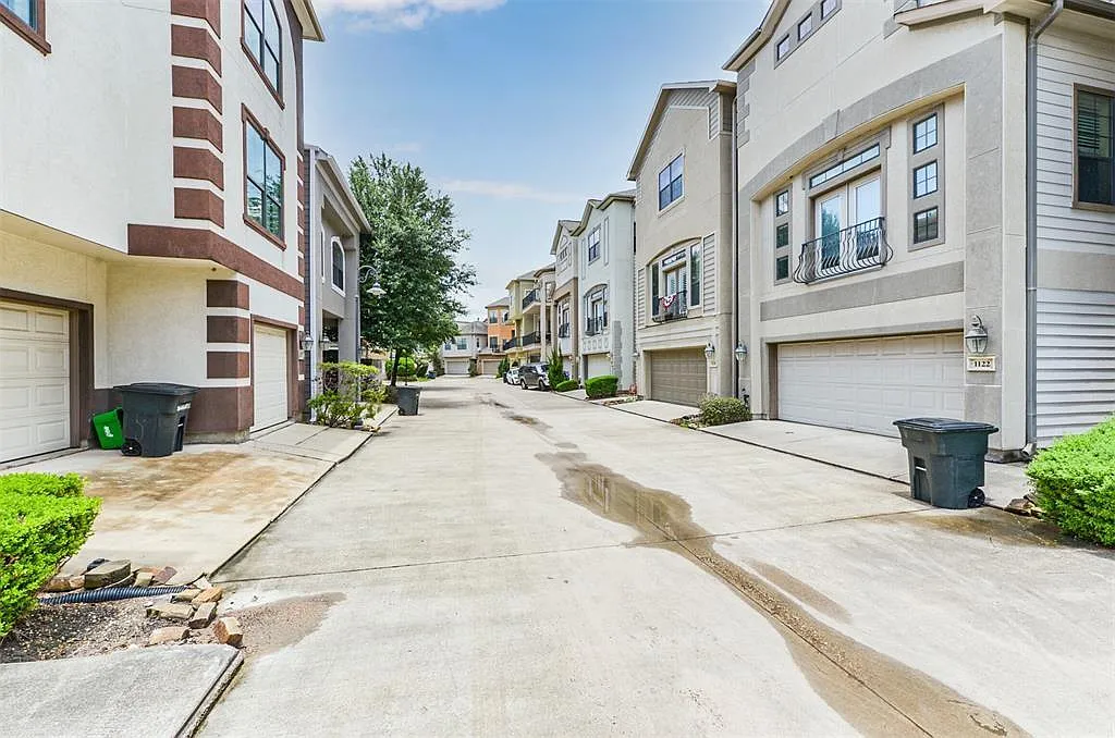 3 bed, 3.5 bath, 2108 sqft, $2,750 — Photo 3