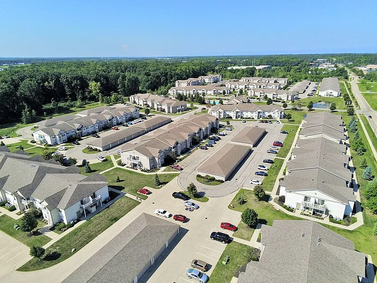 Cobblestone Court Apartments — Photo 17