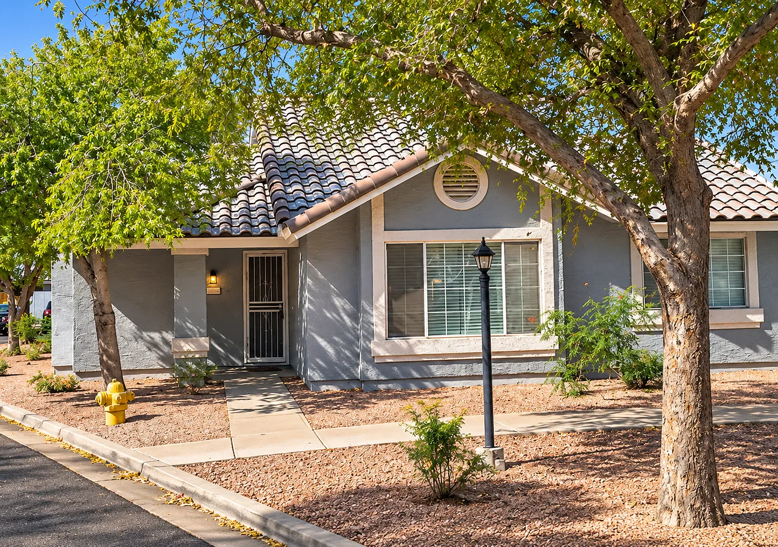 Beautifully Updated 2 Bedroom + Den Townhome in Chandler! — Photo 1