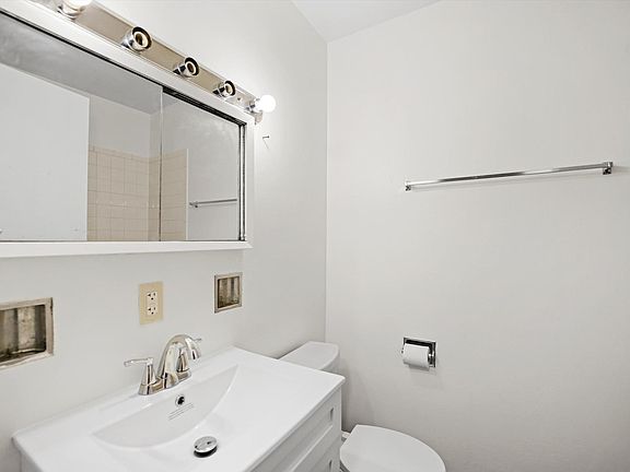 3rd image of 1411 W Touhy Ave APT B