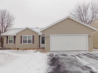 2411 Meadow Creek Dr, Sycamore, IL 60178
