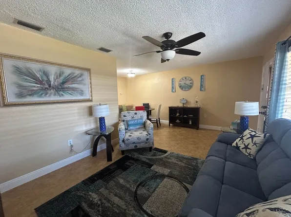 10037 62nd Ter N APT 15, Saint Petersburg, FL 33708