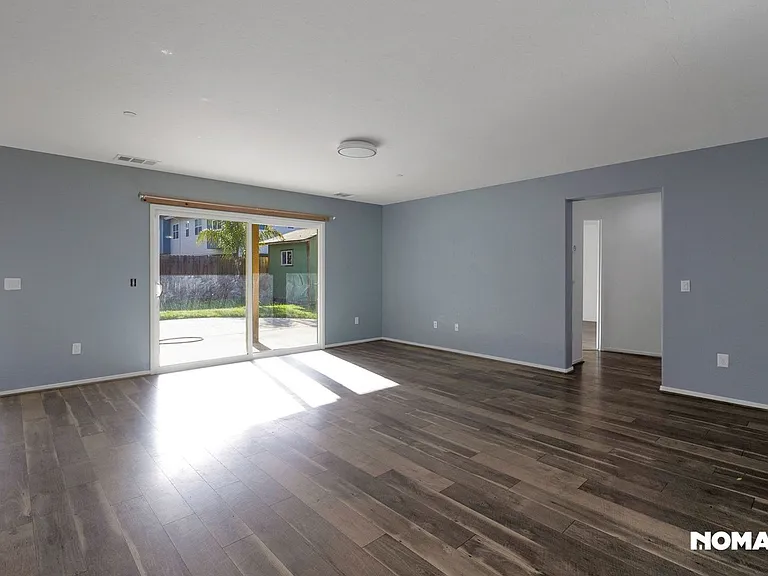 530 Hall St — Photo 12