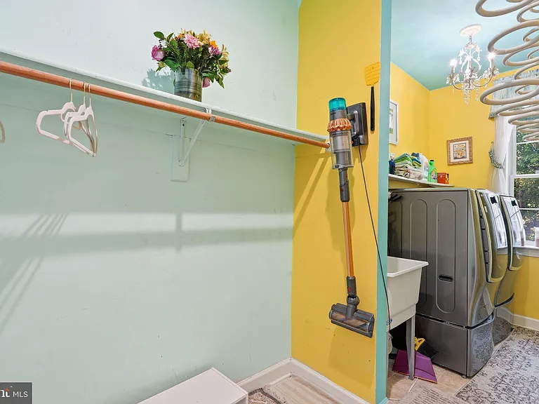1072 Safa St — Photo 24