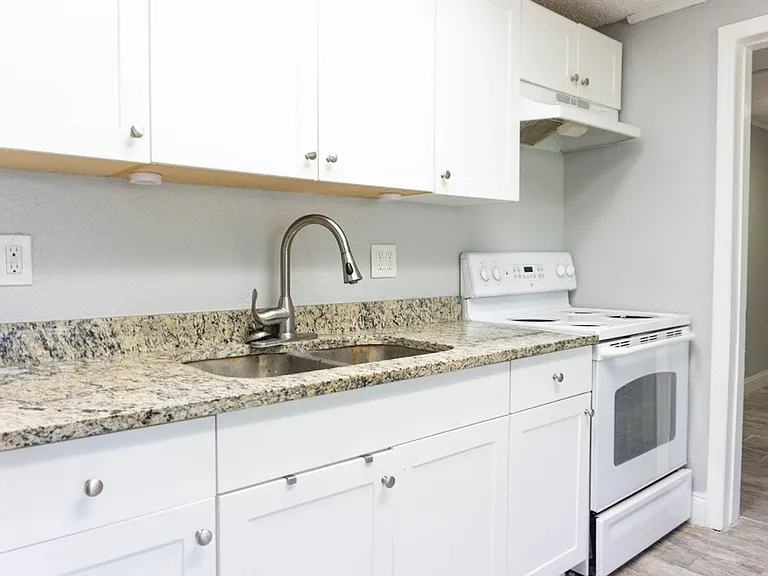 Strawberry Place Apartments — Photo 5