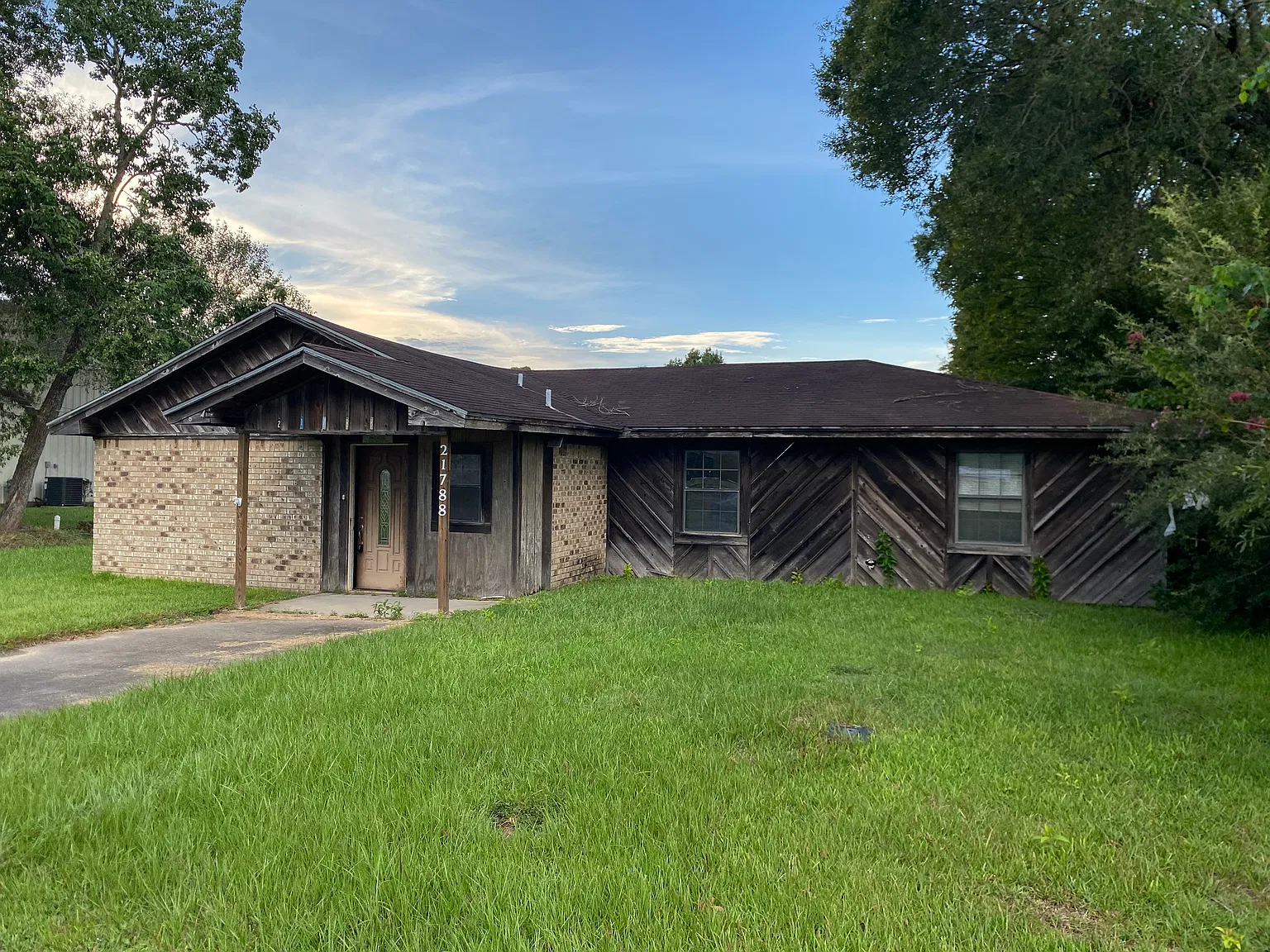 4 bed, 2200 sqft, $1,600 — Photo 1
